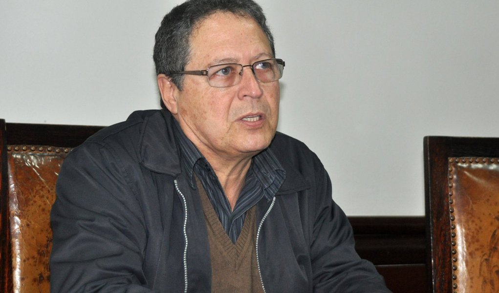 Médico por formação, o prefeito de Paranaguá, Edison Kersten (foto acima), se inspirou no programa "Mais Médicos"que importa profissionais de saúde, sobretudo de Cuba, para trazer à cidade o jornalista e assessor do deputado Alceu Maron Filho (PSDB), Nello Morlotti