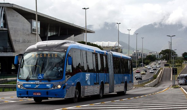 O Transcarioca liga a Barra da Tijuca ao Aeroporto Internacional Tom Jobim e é o primeiro corredor de alta capacidade no sentido transversal da cidade, que vai reduzir em 60% o tempo de viagem de ônibus no trajeto; são 39 quilômetros de extensão; segundo corredor exclusivo de ônibus, o Transcarioca, quando todas as estações estiverem operando, vai transportar 320 mil passageiros por dia