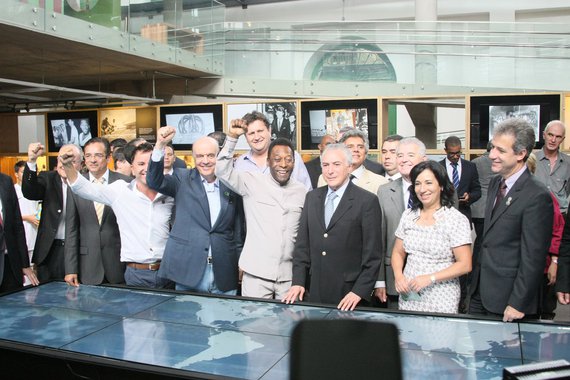 Localizado no bairro do Valongo, um dos mais antigos da cidade, o museu aproveita a arquitetura de um casarão que estava em ruínas para abrigar as 2.545 peças que contam a história de Pelé. Dessas, 180 itens fazem parte do arquivo pessoal do atleta e ficarão expostos permanentemente no museu. O ingresso custará R$ 18