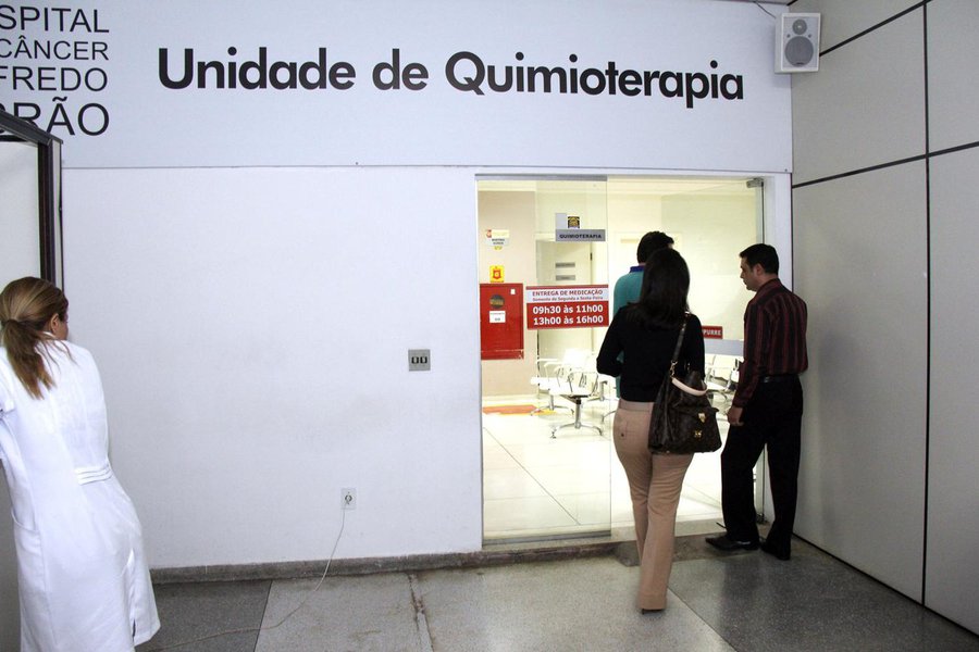 Presa em flagrante por corrupção passiva e lavagem de dinheiro, funcionária do Ministério da Saúde cobrou R$ 150 mil em troca da liberação de R$ 2,6 milhões em emendas parlamentares. Com o recurso, o Hospital do Câncer Alfredo Abraão compraria equipamentos de radioterapia. Diretor do hospital denunciou e Justiça autorizou câmeras e escuta