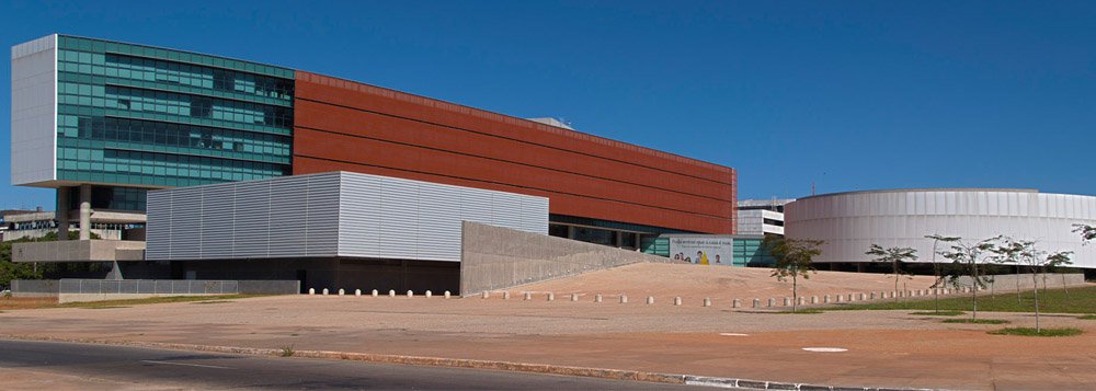 Episódio aconteceu durante o julgamento do deputado distrital Aylton Gomes (PR), acusado de envolvimento no Mensalão do DEM; o parlamentar alega ser vítima de perseguição política e pede que Câmara cobre retratação do tribunal