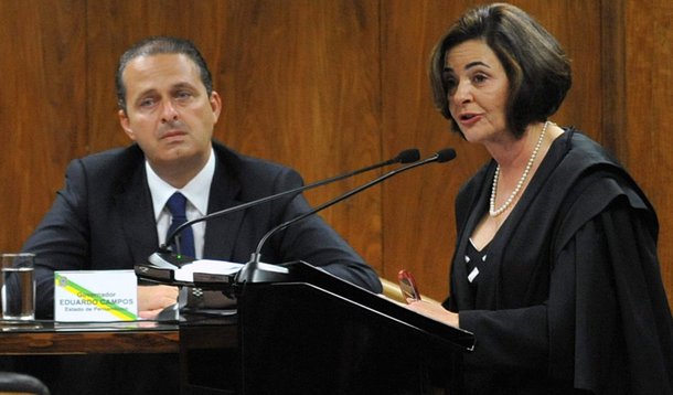 A ministra do TCU e mãe de Eduardo Campos, Ana Arraes, chegou no início da noite desta sexta-feira, 15, à casa da família do filho para participar de uma missa em intenção do candidato à Presidência da República pelo PSB; "Meu filho tão amado e querido por todos, tão bonito. Por que ele e não eu, que já cumpri minha tarefa?", disse Ana Arraes, conforme relato feito pela amiga Leda Alves, secretária de Cultura do Recife