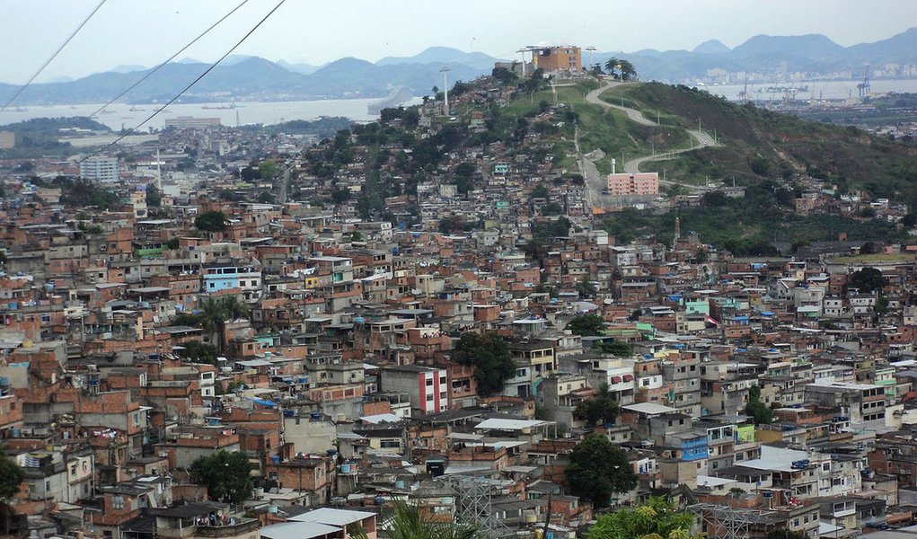 Dois policiais militares foram baleados na madrugada durante patrulhamento no Complexo do Alemão, na zona norte da cidade do Rio de Janeiro; um dos policiais foi atingido próximo da cintura e levado para o Hospital Central da Polícia Militar; o outro foi salvo pelo colete à prova de balas
