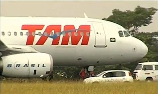 Um avião da TAM, do grupo chileno de aviação Latam, teve um de seus pneus estourado durante pouso no interior de São Paulo, neste sábado; o incidente ocorreu com o voo JJ3740, que saiu de São Paulo rumo a São José do Rio Preto