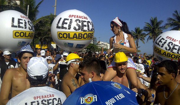 A Operação Lei Seca, da Secretaria de Governo do Rio de Janeiro, vai aumentar a fiscalização durante o carnaval, inclusive durante o dia; até o dia 9 de março, haverá equipe nos pontos de maior movimentação de foliões; além das blitze, a operação vai intensificar as ações de conscientização para evitar acidentes de trânsito causados por motoristas alcoolizados