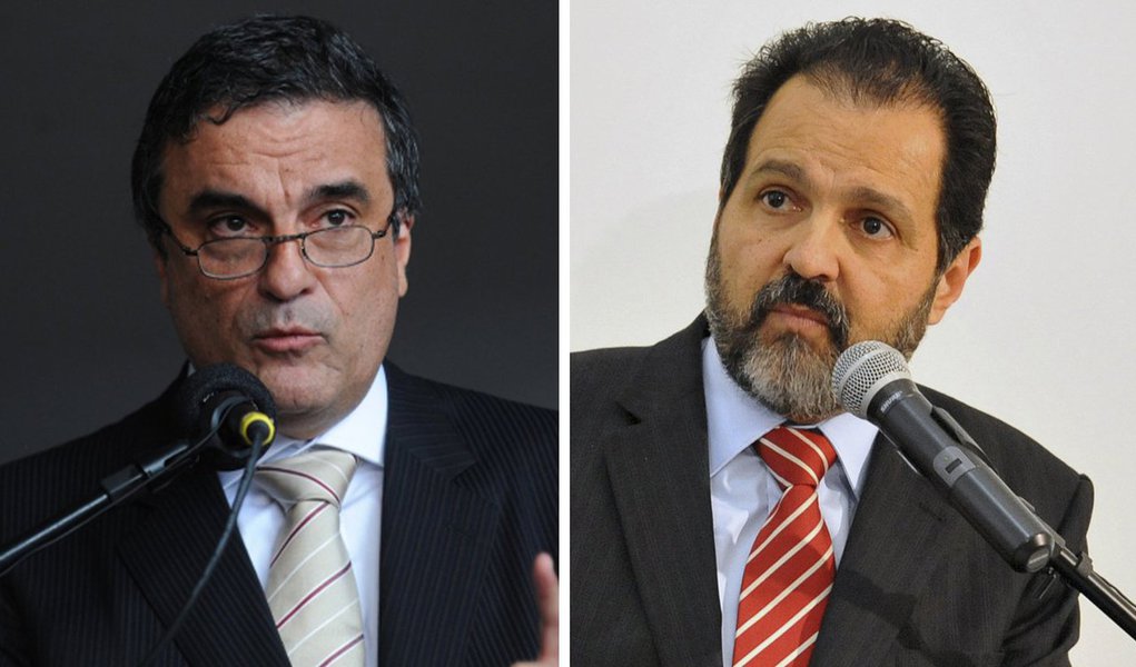 O ministro da Justiça, José Eduardo Cardozo, disse que o governo federal está à disposição para conter a violência crescente no Distrito Federal; “Nós temos dialogado muito com o governo do Distrito Federal e se nos for feita uma solicitação de auxílio, dentro das nossas possibilidades, ela está, obviamente, deferida”; governador Agnelo Queiroz afirmou que Brasília não será "refém do medo"