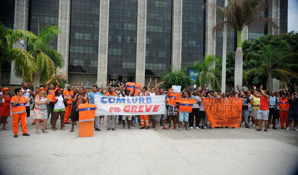 Cerca de 500 garis que se reuniram em frente à Companhia Municipal de Limpeza Urbana (Comlurb) decidiram pela continuidade da greve, iniciada há cinco dias; tanto a Comlurb como a própria categoria não sabem informar a quantidade de garis que estão de braços cruzados; não há esquema alternativo para amenizar os efeitos da paralisação; companhia emprega 15 mil profissionais