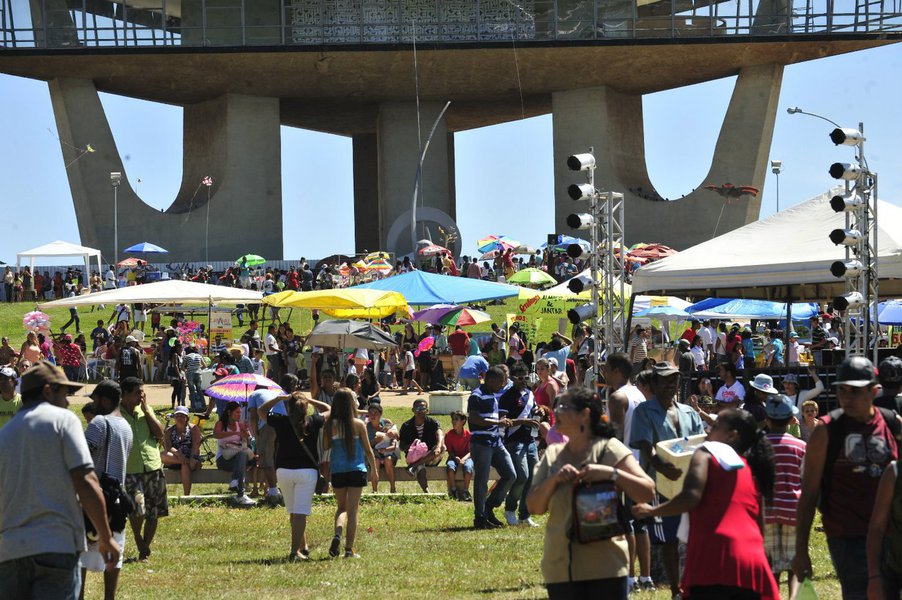 Torre de TV é o lugar mais visitado pelos turistas durante a Copa do Mundo; a Polícia Militar estima que, somente no dia da partida entre Brasil e Camarões, em 23 de junho, aproximadamente 30 mil pessoas passaram pelo local. De acordo com dados compilados pelo Ministério do Turismo, Brasília receberá cerca de 490 mil turistas, destes 79 mil estrangeiros. Os números apontam que a capital estará entre os destinos mais procurados pelos visitantes internacionais nesse Mundial 