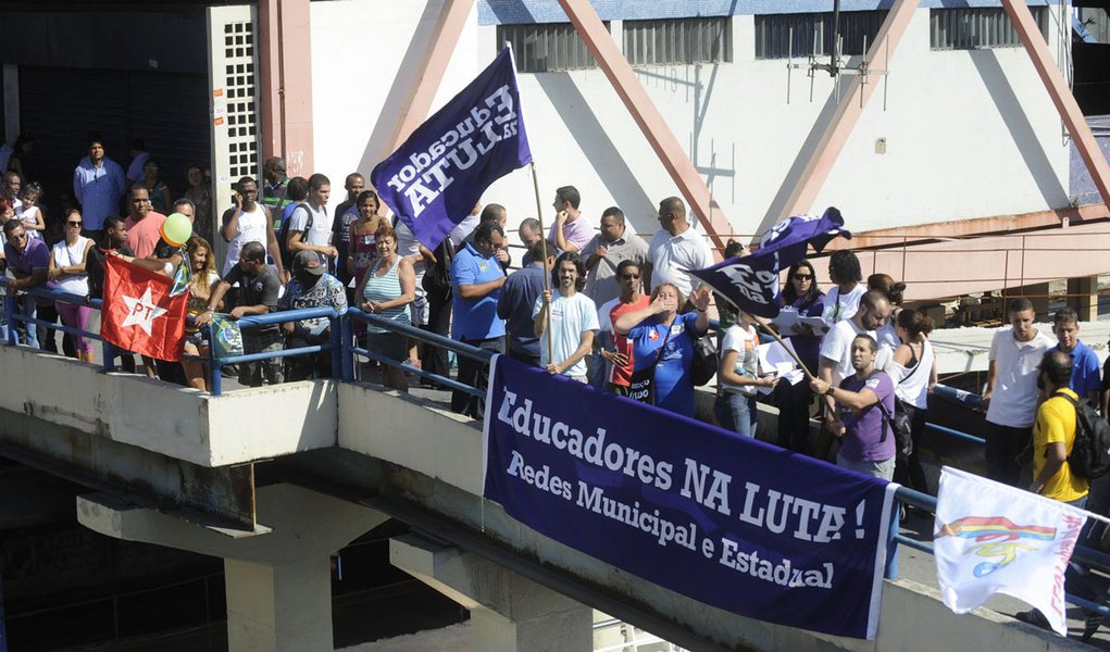 Gritando a palavra de ordem "não tem arrego" durante assembleia realizada na tarde desta quinta-feira 5, os professores decidiram manter a paralisação até o dia 13, mas antes, na próxima segunda-feira 9, vão realizar um ato unificado marcado para as 10h, na Candelária; docentes das duas redes reivindicam 20% de reajuste salarial, entre outros benefícios