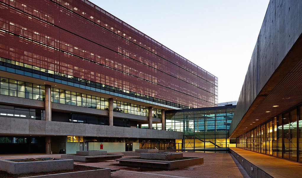 A Câmara Legislativa aprovou três projetos de lei do Executivo que abrem créditos ao Orçamento Anual do DF; um dos projetos destina R$ 142,2 milhões para ações como fornecimento de refeições nos restaurantes comunitários (R$ 36 milhões) e manutenção das unidades do serviço de atendimento "Na Hora" (R$ 17,2 milhões); outro projeto reserva R$ 20 milhões para o programa "Brasília sem Fronteira"