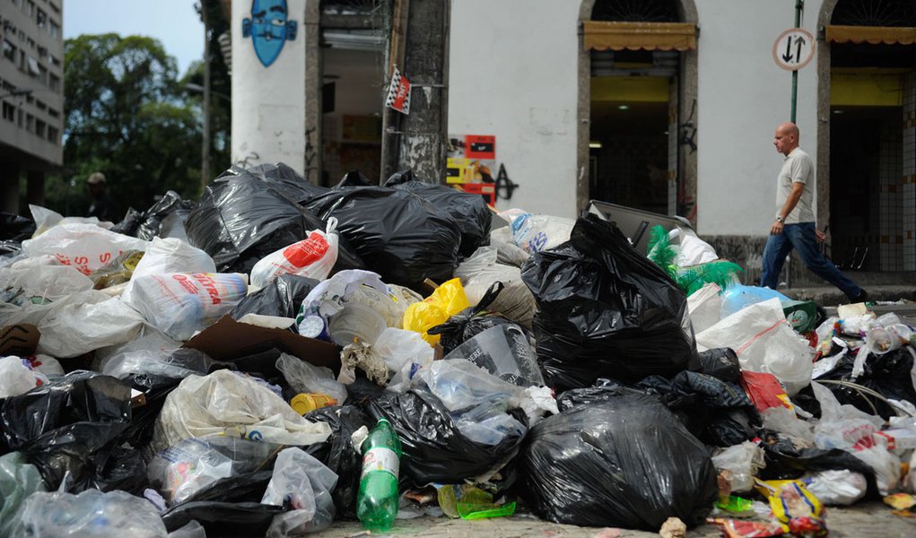 Equipes da Companhia Municipal de Limpeza Urbana (Comlurb) estão saindo para trabalhar escoltados por seguranças privados e policiais militares. Segundo a assessoria de imprensa da companhia, nem todas as equipes estão sendo escoltadas; a prioridade foi dada aos grupos que estão trabalhando em áreas onde houve piquetes 