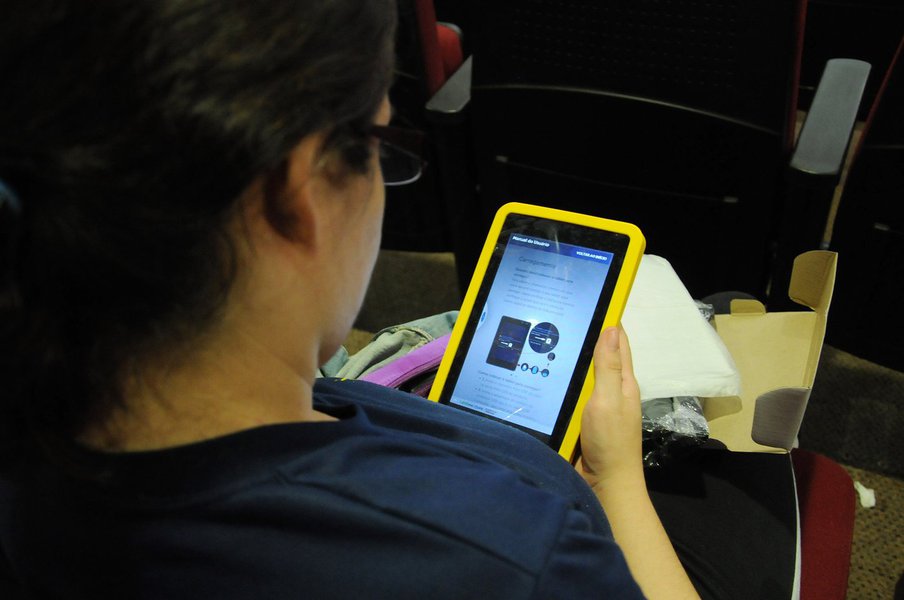 Por R$ 65 milhões, 104 mil tablets serão adquiridos e doados a 98.745 alunos e 5.954 professores. O objetivo, segundo o edital, é "engajar os alunos em sala de aula, reduzir a evasão escolar e desenvolver nos estudantes o domínio das habilidades do século 21". Os aparelhos devem ser entregues até o fim deste ano. A abertura das propostas está prevista para esta segunda-feira (21)