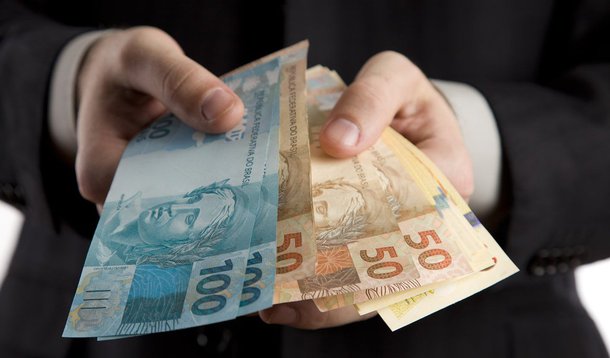 Em 2012, a administração pública absorveu 19,9% do pessoal ocupado assalariado e pagou 29,8% dos salários e outras remunerações