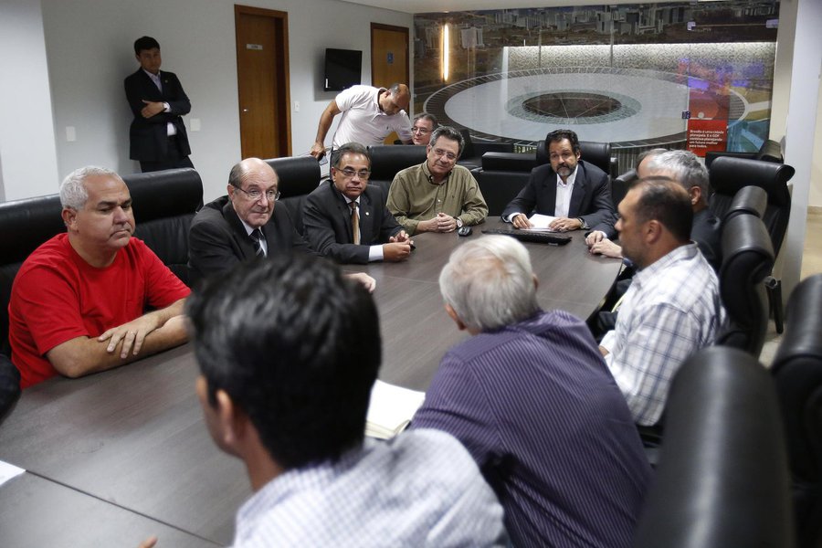Governador Agnelo Queiroz propôs reajustar benefícios após reunião com representantes das categorias na Casa de Governo, que começou na noite de sexta e se estendeu até a madrugada; proposta está sendo debatida pelas corporações neste fim de semana e será colocada em votação em assembleia na segunda-feira; em nota, o governo informa que a proposta é resultado de "grande esforço" para alocação de recursos e "corrige várias distorções"