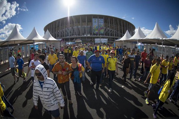 Partida entre Suíça e Equador atraiu 68.351 torcedores ao Estádio Nacional de Brasília. Número superou público da abertura em mais de 6 mil pessoas; “Em pouco mais de um ano de funcionamento, nossa arena já havia batido recordes de público e renda do Campeonato Brasileiro de 2013, com números impressionantes que ainda não foram superados. E recebemos nesse período mais de 800 mil pessoas em 43 eventos realizados”, disse o governador Agnelo Queiroz