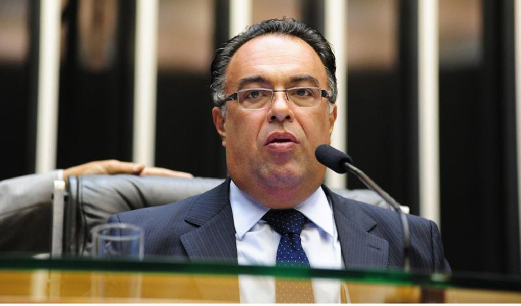 Partido entrou com pedido no Tribunal Superior Eleitoral para decretar a perda do mandato do deputado federal André Vargas (sem partido – PR) por desfiliação partidária; legenda pretende ficar com a vaga para dar posse ao suplente; relatora da petição é a ministra Luciana Lóssio