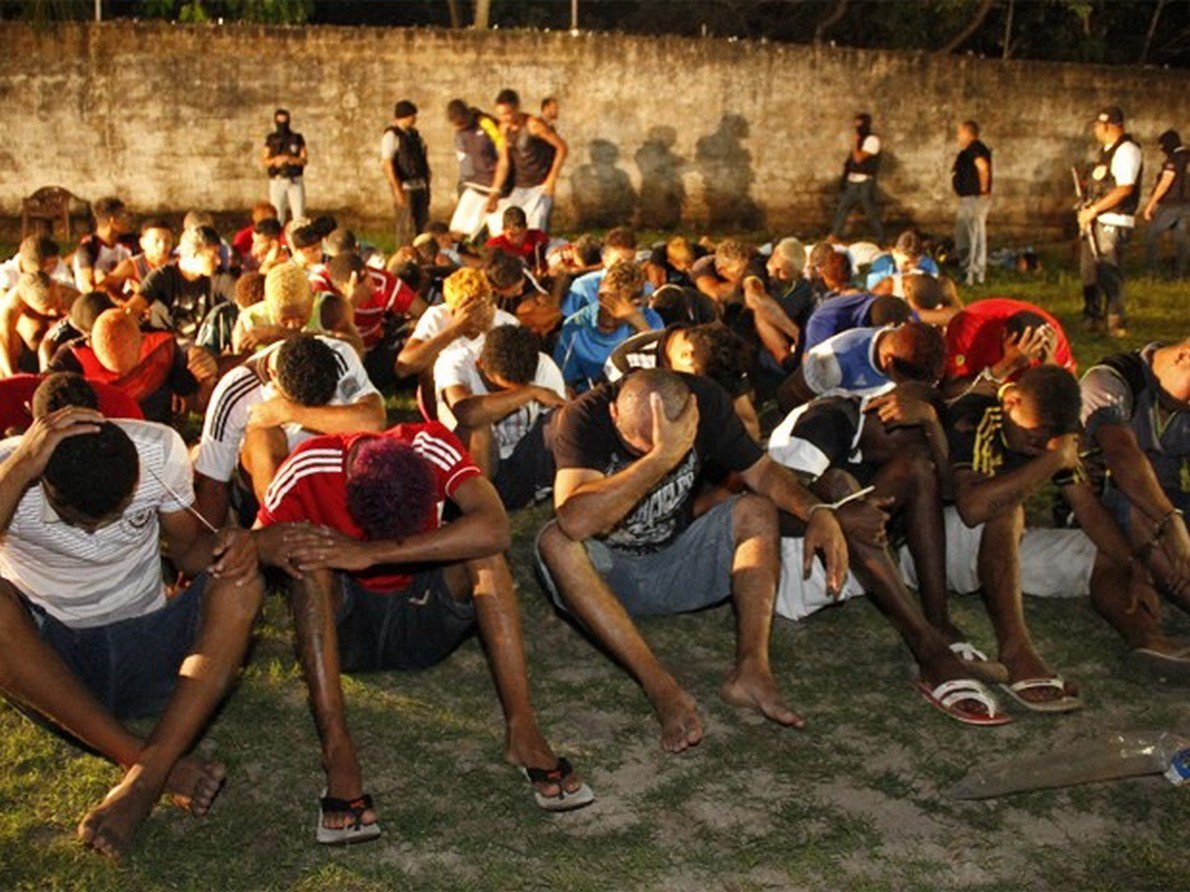 Grupo comemorava crimes cometidos com festa, nesta sexta-feira à noite, numa chácara em São Luís; foram apreendidos 60 celulares, cinco armas de fogo e três veículos; onze adolescentes foram identificados e autuados e 57 pessoas(foto de Douglas Júnior/O Estado) foram levadas Centro de Triagem de Pedrinhas neste sábado