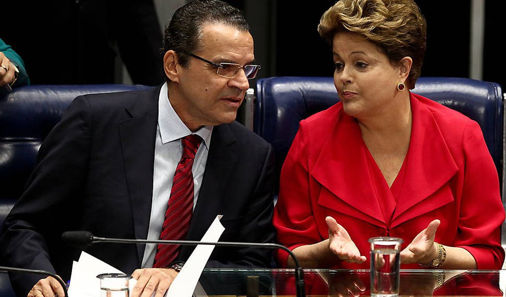 Presidente da Câmara dos Deputados, Henrique Eduardo Alves, decidiu apoiar o projeto que susta os efeitos do decreto presidencial que cria a Política Nacional de Participação Social: “O decreto está em desarmonia com o princípio de separação dos poderes. Cabe ao Congresso a formulação de políticas públicas por meio de lei e após o amplo debate entre todas as forças políticas da situação e da oposição, sob as mais diversas demandas de qualquer grupo da sociedade, alinhado ou não ao governo”