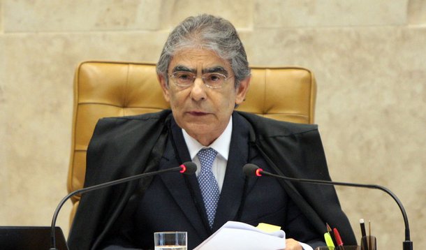 No jornal O Globo, ex-presidente do STF Carlos Ayres Britto lembra que uma biografia nada tem a ver com "interceptação de escuta telefônica" ou "enfiar-se por debaixo de camas alheias"; "Ora, biografar não é descrição de vida futura. É relato de vida já acontecida ou de desfrute já exaurido do direito à intimidade, vida privada e vida social genérica", escreve