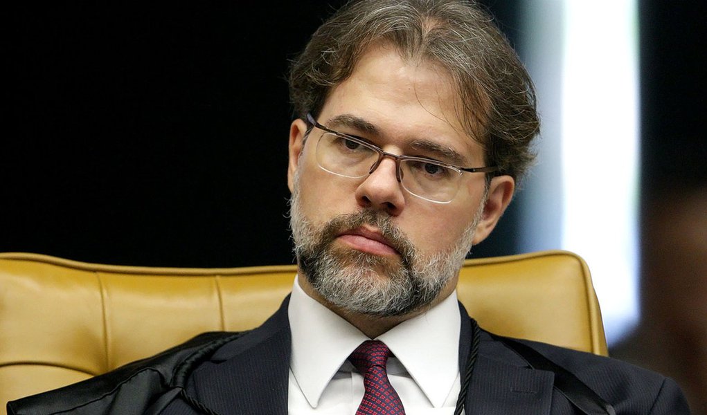 Prestes a assumir a presidência do Tribunal Superior Eleitoral, em maio, o ministro Dias Toffoli declara-se contrário ao financiamento de partidos e campanhas eleitorais por pessoas jurídicas: “É uma deturpação. A democracia não pode ser financiada por atores que não têm direito a voto”
 