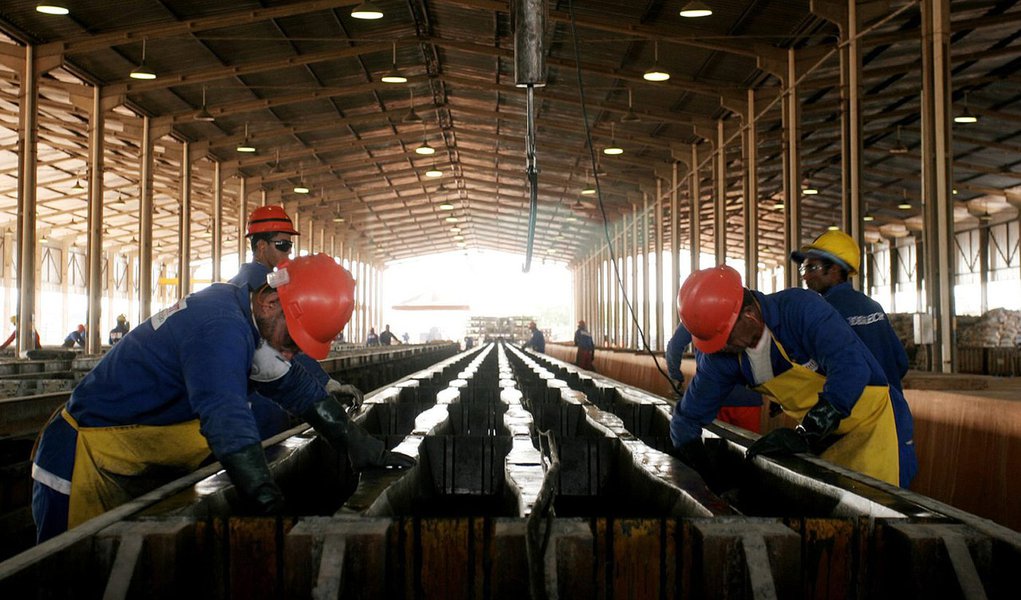 De acordo com a pesquisa do Banco Central a instituições financeiras, a estimativa para a expansão do crescimento econômico passou de 2,20% para 2,32% este ano; já a projeção para 2014 caiu de 2,40% para 2,30%; expectativa para a inflação subiu de 5,80% para 5,83%