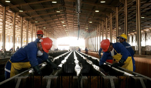 De acordo com a pesquisa do Banco Central a instituições financeiras, a estimativa para a expansão do crescimento econômico passou de 2,20% para 2,32% este ano; já a projeção para 2014 caiu de 2,40% para 2,30%; expectativa para a inflação subiu de 5,80% para 5,83%