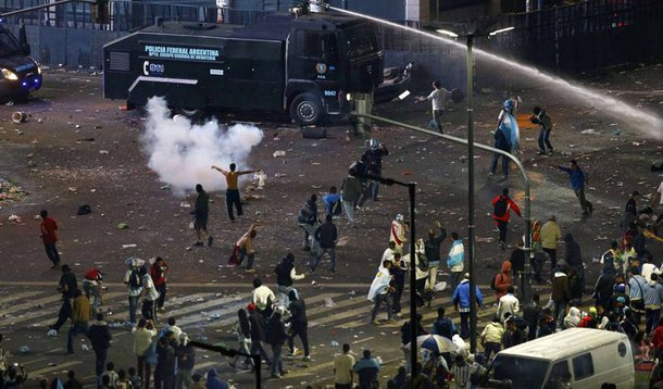 Milhares de torcedores foram até o Obelisco, no centro de Buenos Aires, com a intenção de ficar lá para esperar a chegada da seleção; mas um grupo de manifestantes começou a atirar pedras e a polícia teve que usar jatos d´água e bombas de gás lacrimogêneo para dispersar a multidão; presidenta da Argentina, Cristina Kirchner, vai receber seleção nesta segunda-feira, na Casa Rosada (palácio presidencial)