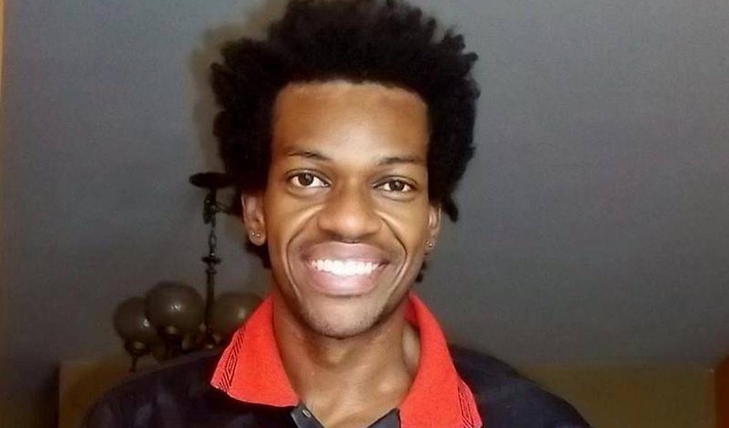 A Justiça do Rio de Janeiro arquivou processo contra o ator Vinícius Romão de Souza; ee ficou preso por 16 dias, depois de ter sido erroneamente identificado como assaltante; depois de a vítima ter reconhecido o equívoco, a 33ª Vara Criminal do Rio de Janeiro atendeu ao Ministério Público Estadual que pedia o arquivamento do caso.