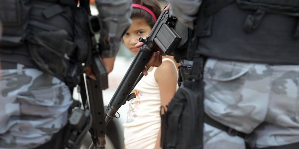 Operação "São Francisco" tem 2.050 homens da Brigada de Infantaria Paraquedista do Exército, 450 da Marinha, 200 da Polícia Militar e uma equipe avançada da 21ª DP (Bonsucesso), em substituição de parte do efetivo da Polícia Militar; a Aeronáutica poderá auxiliar as operações, caso seja necessário