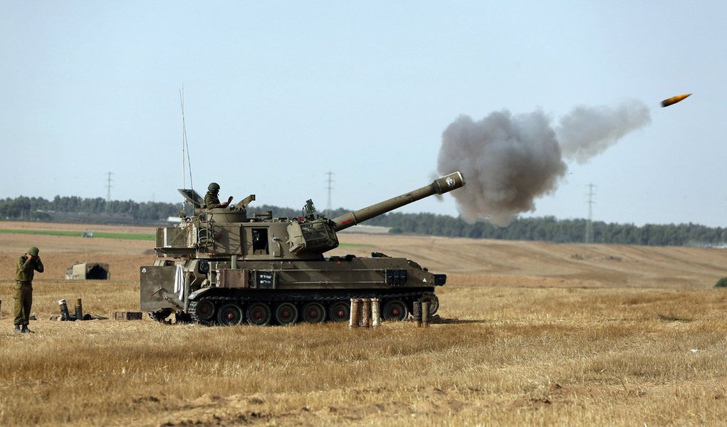 Foguetes atingiram o território israelense no sábado (12) e o exército israelense respondeu com fogo de artilharia, segundo fontes de segurança libanesas e militares de Israel; Sul do Líbano é um reduto do Hezbollah, grupo xiita que luta contra Israel há sete anos e está envolvida na guerra civil da Síria em apoio ao presidente Bashar al-Assad; o Hamas, no entanto, assumiu a responsabilidade pelo lançamento de foguetes