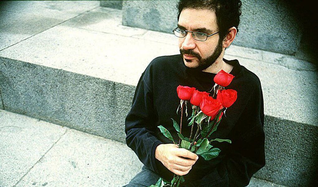 Legião Urbana Produções Artísticas, que representa a família de Renato Russo, vai entrar com ação de indenização por danos materiais e morais contra empresário mineiro Pedro Guadalupe por vídeo divulgado na internet