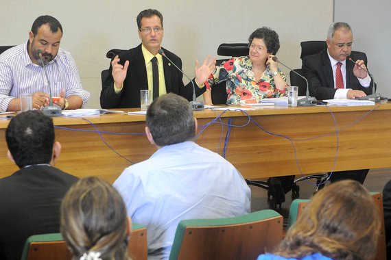 A Comissão de Economia, Orçamento e Finanças da Câmara Legislativa aprovou um projeto de lei que estima a receita e fixa a despesa do Distrito Federal para o exercício de 2014; o projeto da Lei Orçamentária Anual prevê um orçamento de cerca de R$ 35 bilhões, dos quais R$ 23,3 bi serão gastos com o custeio da máquina pública, o pagamento dos salários dos servidores públicos locais e investimentos em obras