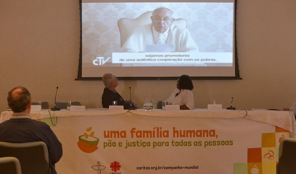 "Os alimentos à disposição no mundo são suficientes para acabar com a fome de todas as pessoas. A parábola da multiplicação dos peixes nos ensina que, quando há vontade, o que temos não acaba e, inclusive, sobra e não ser perde", disse Francisco em vídeo de lançamento da campanha mundial da Cáritas Internacional contra a fome