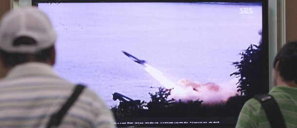 A Coreia do Norte lançou dois mísseis de curto alcance em direção ao Mar do Japão, de acordo com o Estado-Maior Conjunto sul-coreano. Os mísseis foram lançados das proximidades da cidade de Wonsan, na costa oriental do país, e caíram em águas internacionais; na sexta-feira (27), o Exército norte-coreano disparou três projéteis de curto alcance também em direção ao Mar do Japão; a Coreia do Sul considera os lançamentos um desafio à proibição imposta pela Organização das Nações Unidas (ONU)