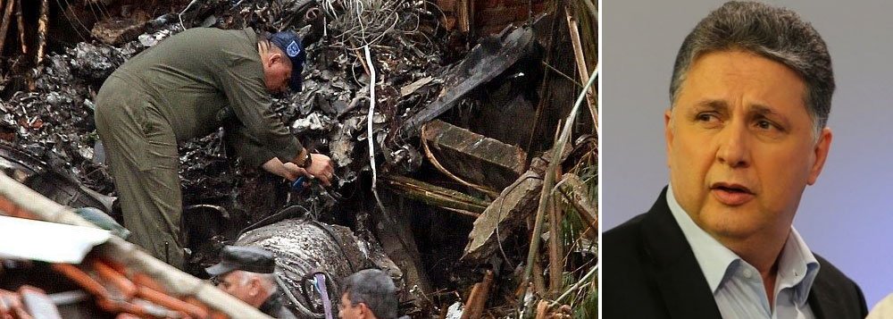 O deputado federal e candidato ao governo do Rio pelo PR, Anthony Garotinho, manifestou pesar pela morte do presidenciável Eduardo Campos (PSB), decorrente de um acidente aéreo em Santos (SP); "É uma tragédia muito triste, acima de qualquer questão política. Minha solidariedade à família e a todos os companheiros de Eduardo Campos. Só Deus poderá confortá-los", disse; segundo o parlamentar, a o acidente implicou no "falecimento tão prematuro de um político de raízes históricas com o povo brasileiro"