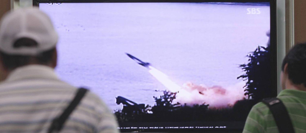 A Coreia do Norte lançou dois mísseis de curto alcance em direção ao Mar do Japão, de acordo com o Estado-Maior Conjunto sul-coreano. Os mísseis foram lançados das proximidades da cidade de Wonsan, na costa oriental do país, e caíram em águas internacionais; na sexta-feira (27), o Exército norte-coreano disparou três projéteis de curto alcance também em direção ao Mar do Japão; a Coreia do Sul considera os lançamentos um desafio à proibição imposta pela Organização das Nações Unidas (ONU)