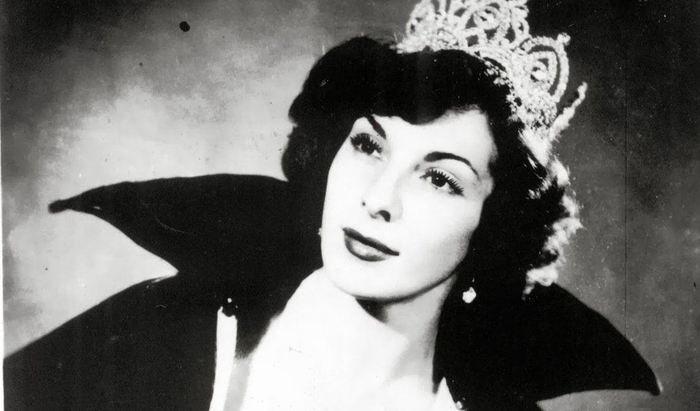 Uma das maiores estrelas da era de ouro do rádio brasileiro, morreu nesta sexta (13), no Rio, aos 89 anos, a cantora e atriz Marlene; ela estava internada desde o último dia 7 no Hospital Casa de Portugal, com quadro de pneumonia severa, e sofreu falência múltipla dos órgãos, vindo a morrer por volta das 17h15 desta sexta