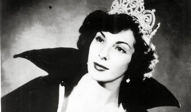 Uma das maiores estrelas da era de ouro do rádio brasileiro, morreu nesta sexta (13), no Rio, aos 89 anos, a cantora e atriz Marlene; ela estava internada desde o último dia 7 no Hospital Casa de Portugal, com quadro de pneumonia severa, e sofreu falência múltipla dos órgãos, vindo a morrer por volta das 17h15 desta sexta