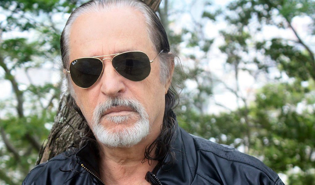 Músico pernambucano Alceu Valença lamentou a morte de Eduardo Campos (PSB) e disse que ia votar nele na eleição à Presidência: "Uma coisa horrorosa. Eu iria votar nele e até escrevi um manifesto de apoio"; "Um futuro incrível essa personalidade, que poderia encontrar muitos rumos bacanas para o meu país. Ele fez uma revolução em Pernambuco em relação à cultura, em relação à educação, em relação à industrialização do estado e revolução no carnaval, com 1,1 mil eventos. Deixa um legado muito forte pra gente", acrescentou na exibição do seu primeiro filme, a “A Luneta do Tempo”, no Festival de Cinema de Gramado