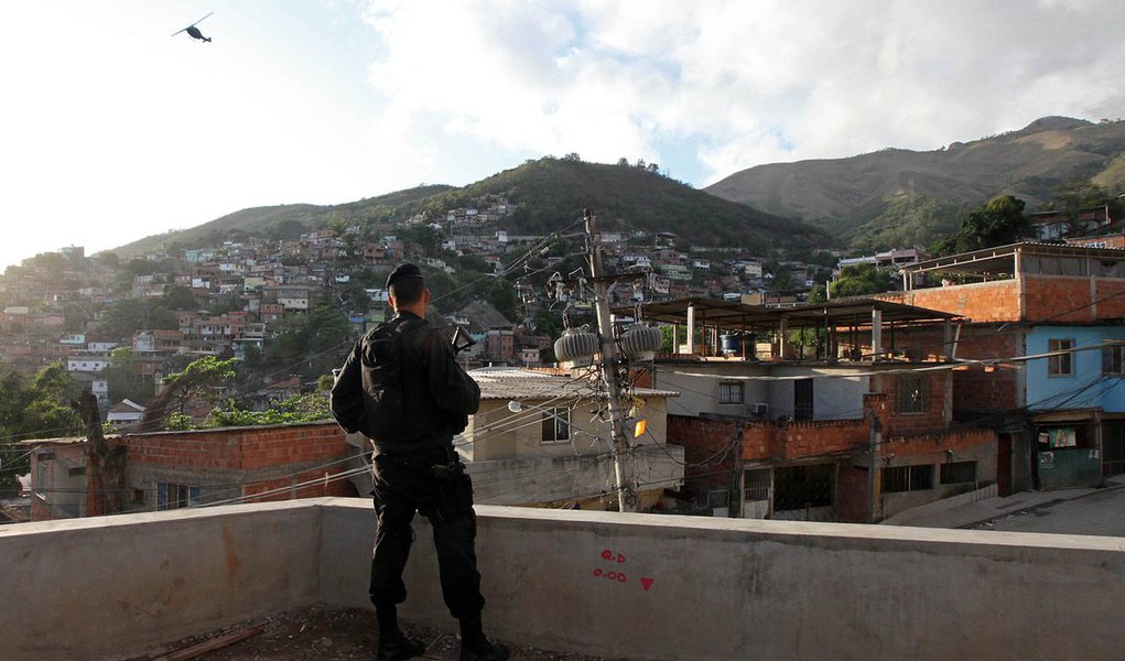 Pelo menos 19 pessoas foram presas durante a Operação Netuno da Polícia Civil, contra o tráfico de drogas, no complexo de favelas da Maré, zona norte da cidade; os agentes foram recebidos por tiros disparados pelos traficantes; o objetivo da ação é desarticular duas quadrilhas do Complexo da Maré acusadas de vender drogas e armas para criminosos do Espírito Santo