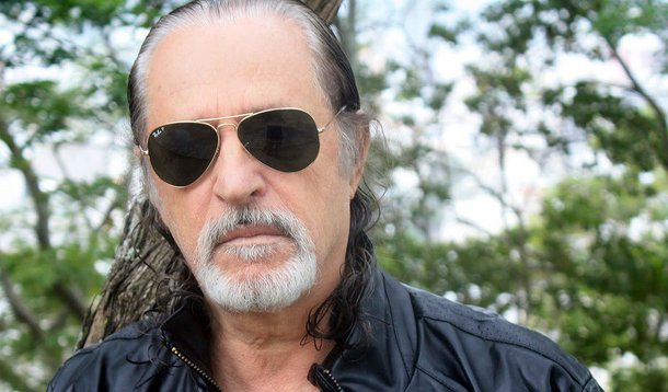 Músico pernambucano Alceu Valença lamentou a morte de Eduardo Campos (PSB) e disse que ia votar nele na eleição à Presidência: "Uma coisa horrorosa. Eu iria votar nele e até escrevi um manifesto de apoio"; "Um futuro incrível essa personalidade, que poderia encontrar muitos rumos bacanas para o meu país. Ele fez uma revolução em Pernambuco em relação à cultura, em relação à educação, em relação à industrialização do estado e revolução no carnaval, com 1,1 mil eventos. Deixa um legado muito forte pra gente", acrescentou na exibição do seu primeiro filme, a “A Luneta do Tempo”, no Festival de Cinema de Gramado