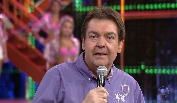 Depois de fazer, no início do mês, um discurso duro contra a Copa, sugerindo que tudo daria errado e após criticar a abertura do Mundial, o apresentador do principal programa de auditório do país, na Globo, Fausto Silva, mudou o tom das suas declarações neste domingo (22); "Surpreendentemente, a Copa está dando muito certo. E o que está dando problema é tudo culpa da Fifa. E eles não assumem e colocam a culpa no governo brasileiro. Veja agora o problema da alimentação em Recife, isso é problema da Fifa", disse