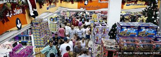 Resultado do comércio varejista brasileiro mostraram em agosto desempenho acima do esperado ao avançarem 0,9% ante julho e 6,2% em relação a igual mês de 2012; analistas ouvidos pela agência Reuters esperavam variação negativa; além disso, o IBGE revisou para cima os dados das venda de julho, passando de 1,9% para expansão de 2,1%