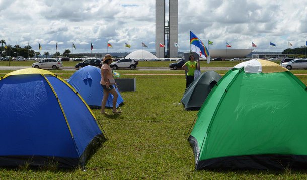 Objetivo do acampamento, feito no gramado em frente ao Congresso Nacional, é pressionar parlamentares a aprovar projetos de lei que contemplem a causa; o Acampamento Nacional pelos Direitos dos Animais contava com cerca de 60 pessoas e 30 barracas nesta manhã