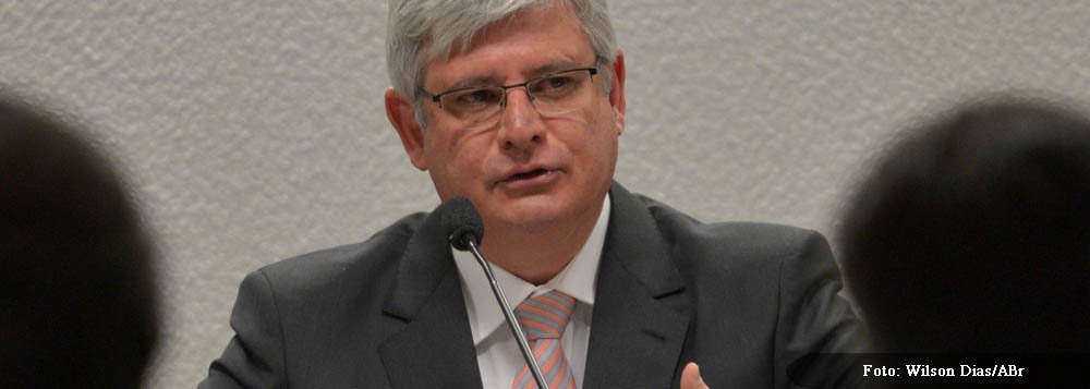 Sinalização do recém-empossado procurador-geral da República, Rodrigo Janot, representa uma mudança de postura da PGR; logo após as condenações na primeira fase do julgamento do mensalão, o então procurador-geral, Roberto Gurgel, enviou um ofício ao presidente do STF, Joaquim Barbosa, requisitando a prisão imediata dos condenados; pedido, porém, não foi aceito