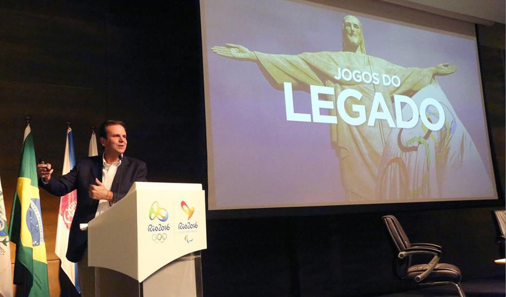 Segundo anúncio feito nesta segunda-feira, 4, pelo prefeito Eduardo Paes (PMDB), 1,2 milhão de ingressos para as Olímpiadas de 2016 serão subsidiados pela Prefeitura do Rio; "A base de trabalho deve ser a rede municipal de ensino. Nós vamos permitir que todas as crianças da rede municipal possam ir a pelo menos a um evento das Olimpíadas", disse Paes; para ele, Jogos de 2016 vão se caracterizar pela menor quantidade de aplicação de recursos públicos, pelo menor número de "elefantes brancos" 
