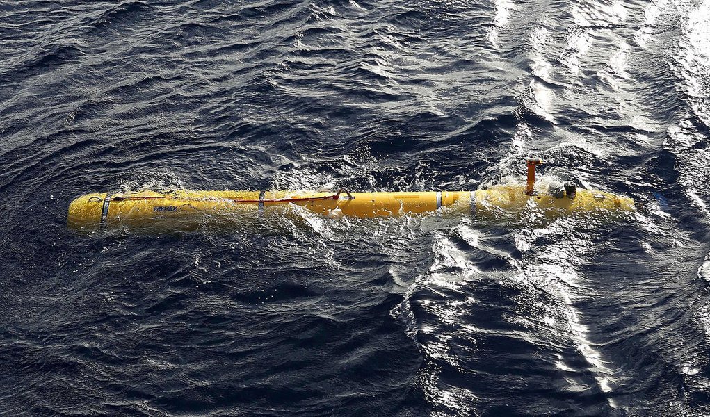 Trabalho foi suspenso após problema técnico no minissubmariono; para sanar o defeito é preciso que peças sejam enviadas do Reino Unido; com capacidade para mergulhar até 4,5 mil metros de profundidade, o Bluefin-21 usa um sonar para criar uma imagem do fundo do mar, a qual será depois analisada por vários especialistas