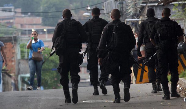 A Justiça do Rio acatou o pedido do Ministério Público (MP-RJ) e decretou a prisão preventiva dos seis policiais militares acusados de matar dois moradores do Morro do Fogueteiro, em Santa Teresa, durante uma operação; de acordo com o Judiciário, a liberdade dos PMs poderia intimidar testemunhas e comprometer a busca por provas do crime