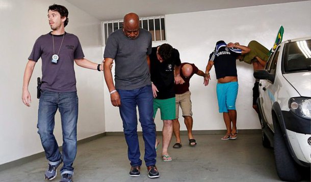 O Tribunal de Justiça do Rio de Janeiro recebeu nesta quinta-feira (14) o comunicado do Supremo Tribunal Federal (STF) de extensão da liminar concedida ao britânico Raymond Whelan, no habeas corpus (HC), a dez acusados de integrar esquema de venda irregular de ingressos para a Copa do Mundo 2014; além do franco-argelino Lamine Fofana, foram beneficiados pela medida: Marcelo Pavão da Costa Carvalho, Alexandre da Silva Borges, Antônio Henrique de Paula Jorge, Sérgio Antônio de Lima, Júlio Soares da Costa Filho, Fernanda Carrione Paulucci, Ernani Alves da Rocha Junior, Alexandre Marino Vieira e Ozeas do Nascimento