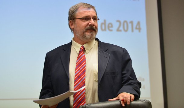 Com a maior arrecadação sazonal em abril e receitas com dividendos de estatais, o governo central (governo federal, Banco Central e Previdência) fechou o quadrimestre dentro da meta; questionado se o governo atingiu a meta do quadrimestre por conta dos dividendos maiores, o secretário do Tesouro, Arno Augustin, afirmou: "A programação de dividendos para 2014 é normal. Programamos para o ano R$ 23 bilhões"